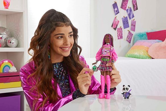 Кукла Barbie Extra Doll #19 Барби Экстра Брюнетка в худи с рисунком и юбкой в клетку (HKP93)